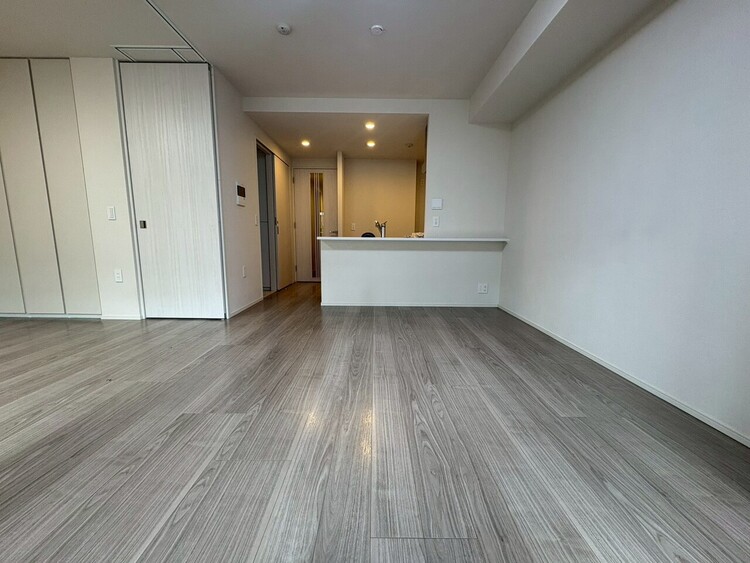 居間 忙しく過ぎゆく日常を置き去るほど、ゆったりした時間が流れるリビング。