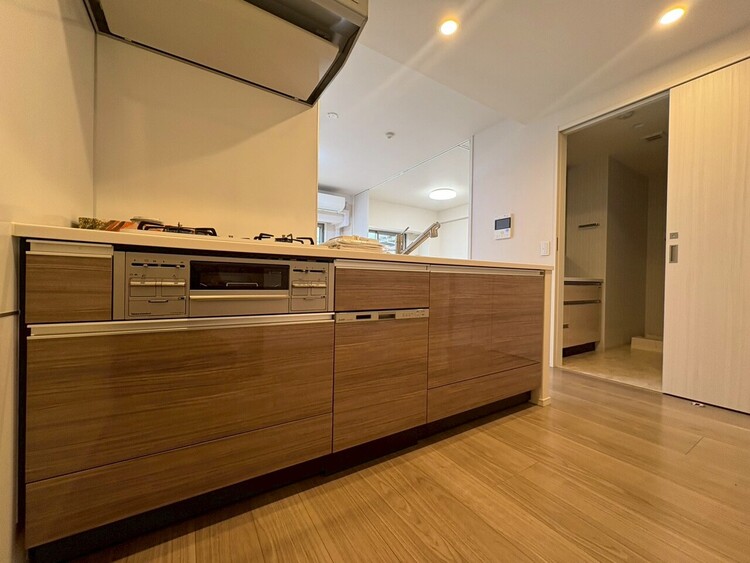 キッチン スマートな意匠と充実の機能を備えたキッチンが、暮らしにおいしい彩りを添えます。