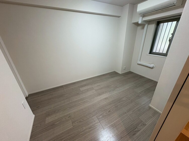 寝室 ベッドも十分に設置するスペースがあります。