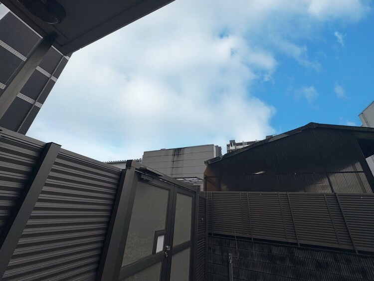 バルコニー 窓を開けると広がる青空。心をリフレッシュして日々を過ごしていきましょう。