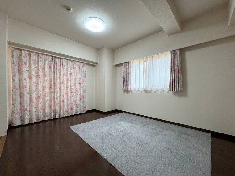 居間 居心地の良い空気感は、暮らしのステージを彩り、心からのやすらぎと満足感を与えてくれます。※加工により一部家具消しを施しております。