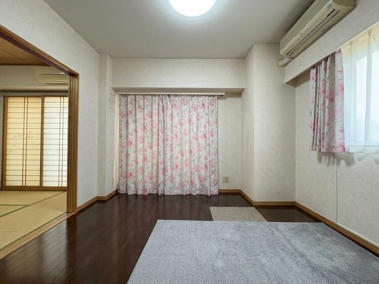 居間 豊かな居住性と、安心感を満たすクオリティが見事に調和した住空間。※加工により一部家具消しを施しております。