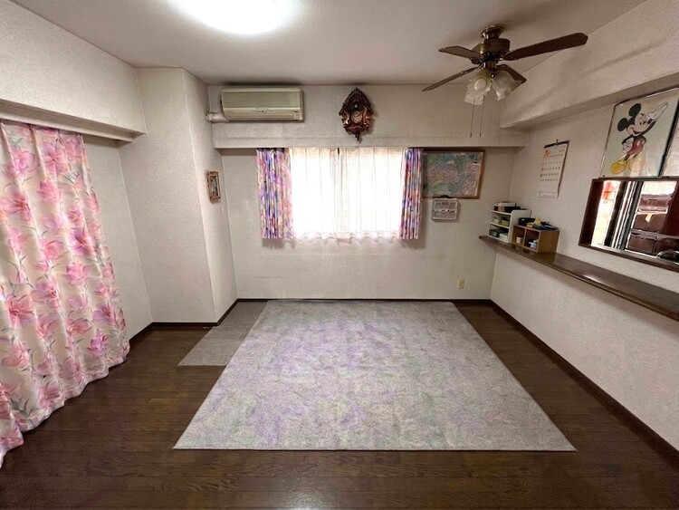 居間 飾り過ぎないシンプルな内装と偏り過ぎないデザインで統一しました。※加工により一部家具消しを施しております。