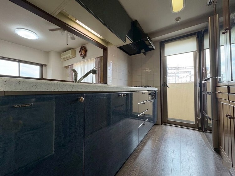 キッチン スマートな意匠と充実の機能を備えたキッチンが、暮らしにおいしい彩りを添えます。※加工により一部家具消しを施しております。