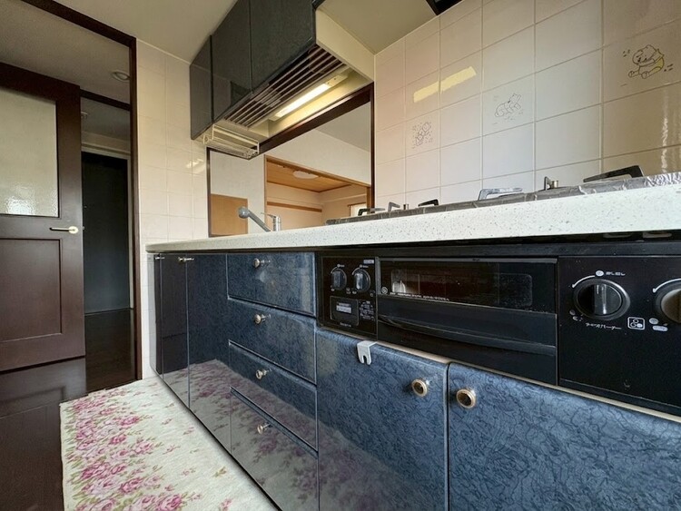 キッチン 洗練されたスタイリッシュなデザイン性と使いやすさを備えた仕様。※加工により一部家具消しを施しております。