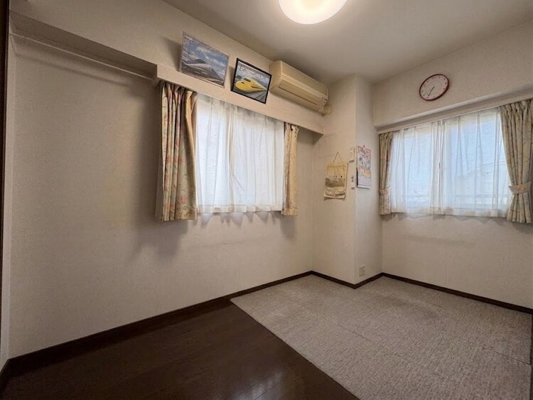 寝室 ベッドも十分に設置するスペースがあります。※加工により一部家具消しを施しております。