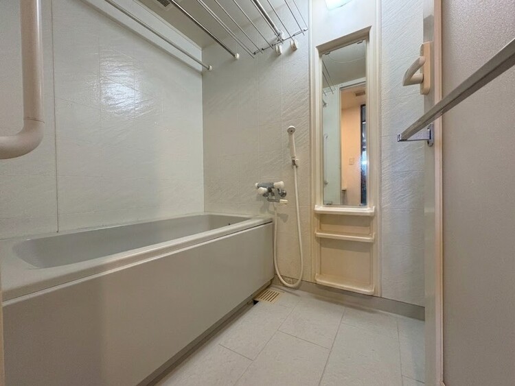 風呂 一日の疲れを癒すバスルームは、心地よいリラックスを叶える清潔感溢れる空間です。※加工により一部家具消しを施しております。