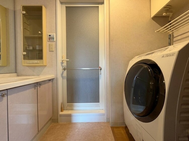 トイレ 清潔感と心地よさを重視した、上質感漂うパウダールーム。※加工により一部家具消しを施しております。