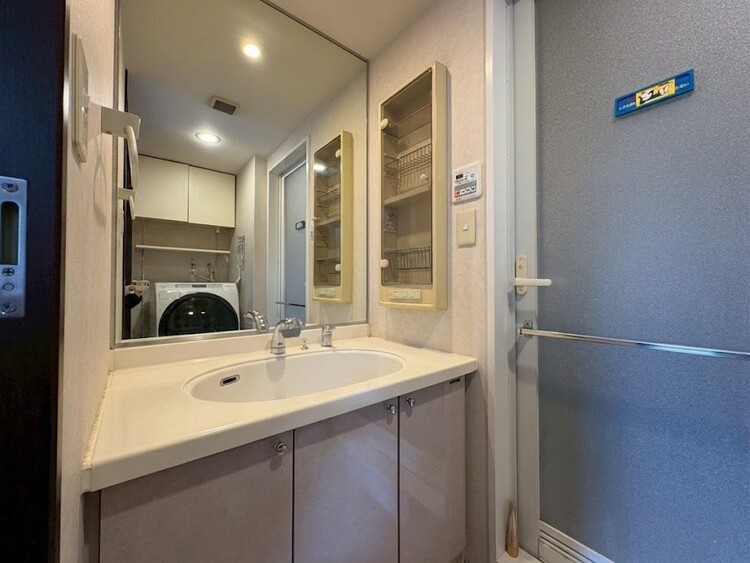 洗面 何かと物が増える場所だからこそ、スッキリと見映えの良い空間に。※加工により一部家具消しを施しております。