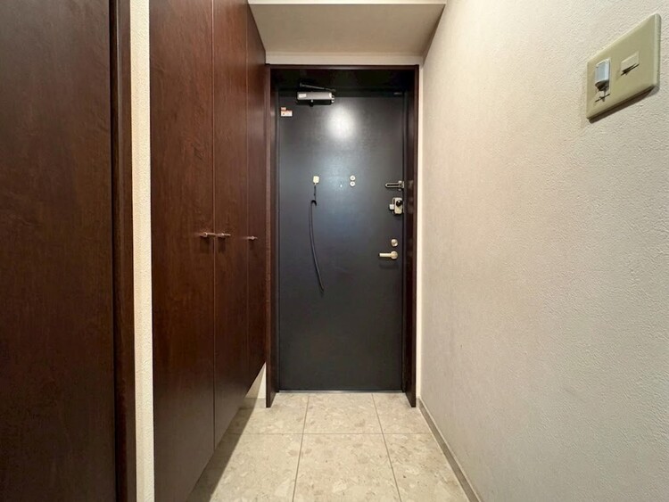 玄関 シューズボックスを完備した玄関です。※加工により一部家具消しを施しております。