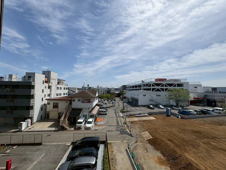 バルコニー 窓を開けると広がる青空。心をリフレッシュして日々を過ごしていきましょう。