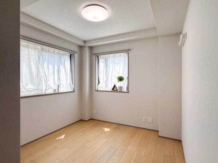 内装 家族個々の安らぎの空間。誰もが好みで飾れるシンプルな室内に仕上げてあります。