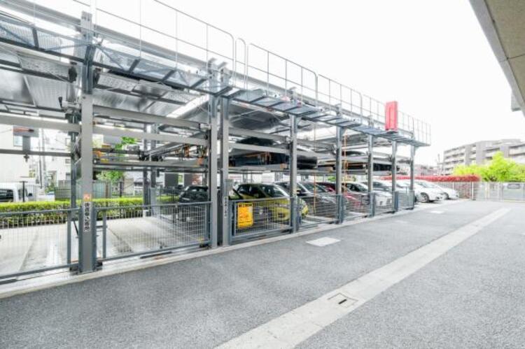 駐車場 敷地内に設けられた駐車スペース。