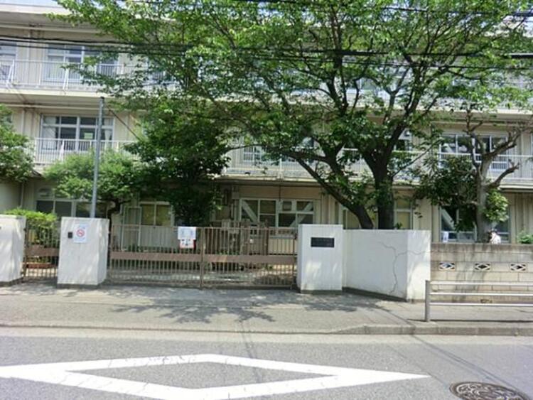 周辺 川崎市立大谷戸小学校	640m	