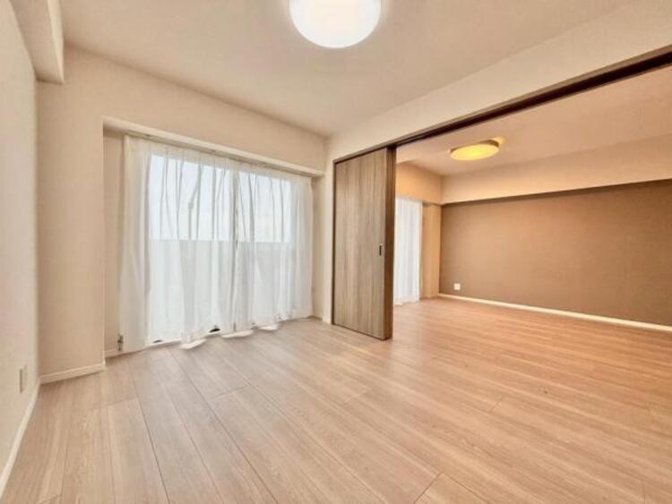 内装 大きな窓からたっぷりと陽光が注がれる明るい空間。一日の疲れをいやしてくれる主寝室。時を忘れて過ごす場所として過ごせるお部屋。