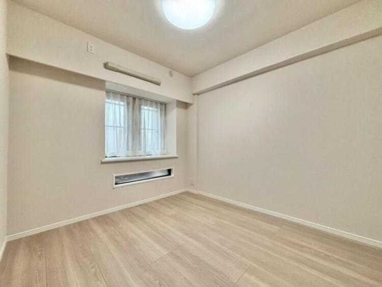 内装 一日の疲れをいやしてくれる主寝室。時を忘れて過ごす場所として過ごせるお部屋です。窓からたっぷりと陽光が注がれる明るい空間は家族の成長に対応できる永住仕様の間取り。