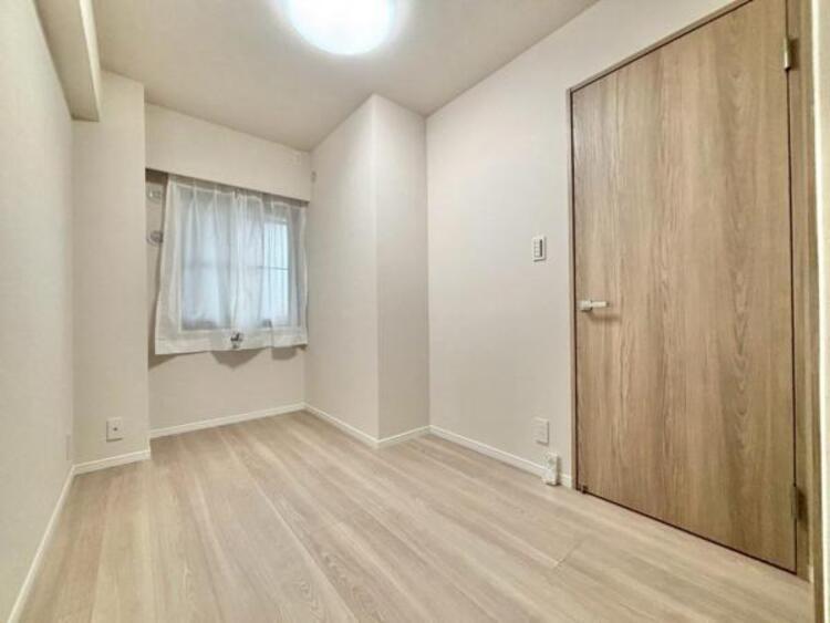 内装 住まう方自身でカスタマイズして頂けるようにシンプルにデザインされた室内。自由度が高いので家具やレイアウトでお好みの空間を創り上げられます。