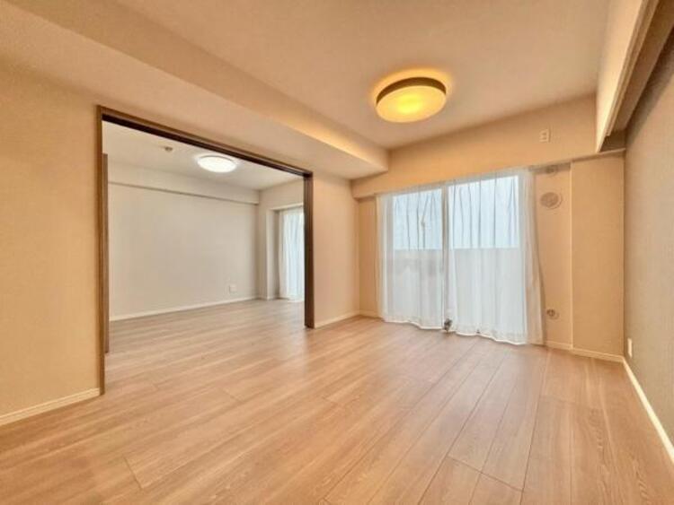 居間 お気に入りのソファで一日ゆったりとくつろぐ時間を最優先にする。寝る前のひととき、柔らかな光の下で画集を開きながら静かなときを過ごしたい。そんな自分スタイルをかなえられる空間です。