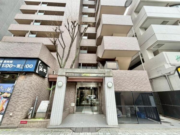 外観 凛とした表情を見せる外観は時の移り変わりの中で様々な表情を見せてくれます。素材の持つ独特な存在感により「永く住み続ける住まい」にふさわしい住宅が完成しました。