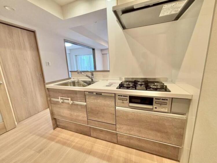 キッチン 料理の幅を拡げてくれる三口コンロの使いやすいシステムキッチンを採用。ワイドなカウンターで、将来お子様と一緒にお料理をするときも重宝します。