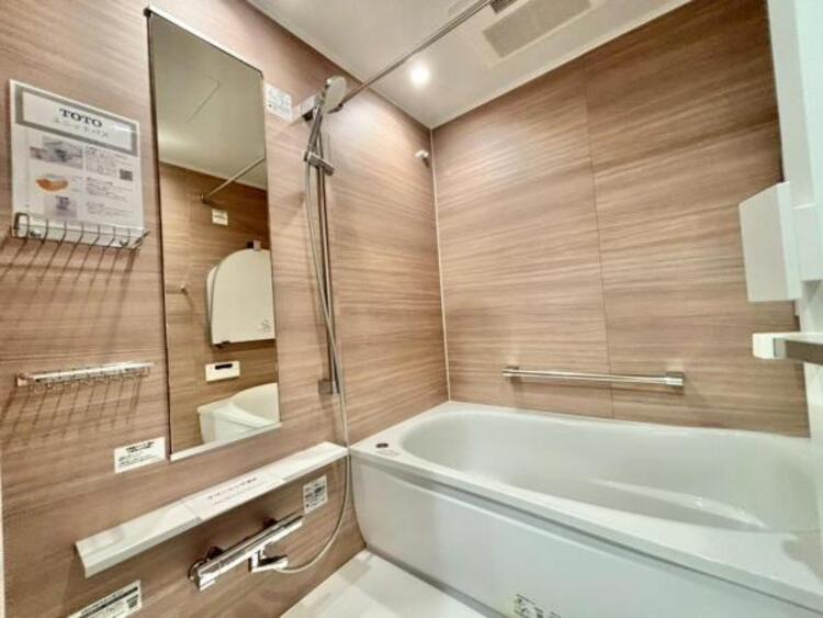 風呂 清潔感と和らぎあるカラーで統一し、ゆったりお使い頂ける柔らかな曲線で構成された、半身浴も楽しめるバスタブが心地よさをもたらします。