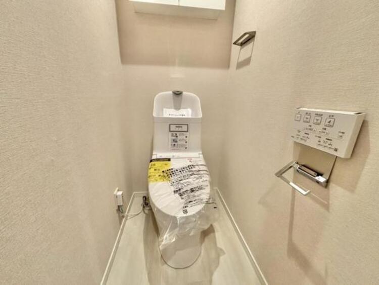 トイレ 毎日使う場所だからこそ、使い勝手を考慮しました。白を基調に、飽きのこない空間は質感豊かな仕上がりとなっております。