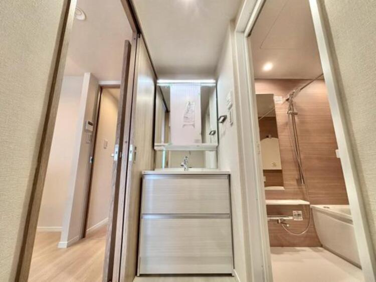 洗面 三面鏡の付いた洗面化粧台は、鏡面裏側にも機能的な収納を配置。普段使いの洗面小物やスキンケア用品などが衛生的に保管できます。