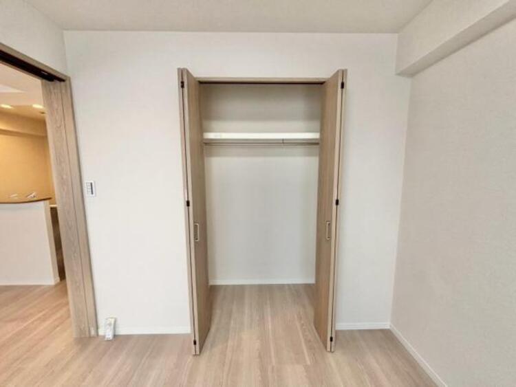 収納 ベッドルームにも空間を上手く利用し、クローゼットを設置。クローゼットを有効活用すれば、生活空間をより上質なものにしてくれるでしょう。ベッドルームも綺麗に保てます。