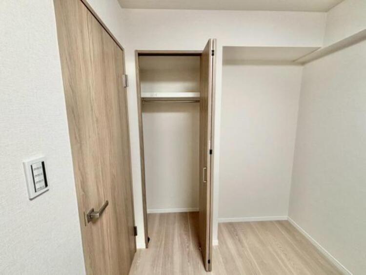 収納 クローゼットは棚やハンガーパイプが付いた使いやすい設計。収納BOXなどもスッキリ収納できます。普段使わない季節用品やトランクなど、大きなものもラクラク収納できます。