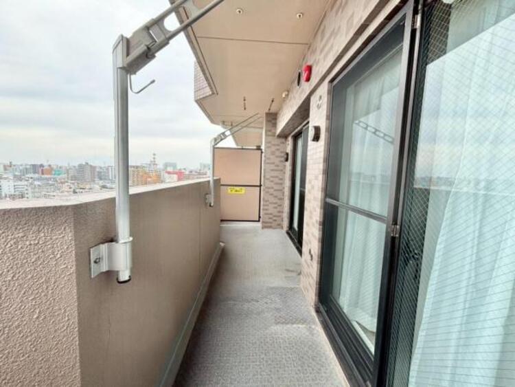 バルコニー 風の通り道。舞い込んでくる風が優しく躍り、室内に爽やかな空気を運んでくる。そこに季節の息吹を感じて、いまがどんな季節なのかを実感する。