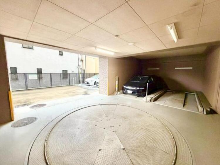 駐車場 敷地内に設けられた駐車スペース。 