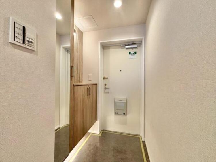 その他 上質感漂う玄関と廊下。居住者の帰り、訪れる方を優しく迎える・安らぎに満ちた生活空間を予感させる。健やかな暮らしを楽しめそう 。