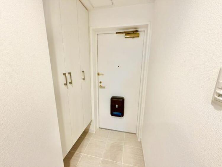 その他 上質感漂う玄関と廊下。居住者の帰り、訪れる方を優しく迎える・安らぎに満ちた生活空間を予感させる。健やかな暮らしを楽しめそう 。