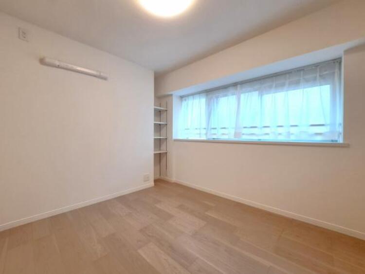 内装 洋室4.7帖　窓から注がれる光で家族とのコミュニケーションも明るくなりそうな居室です。