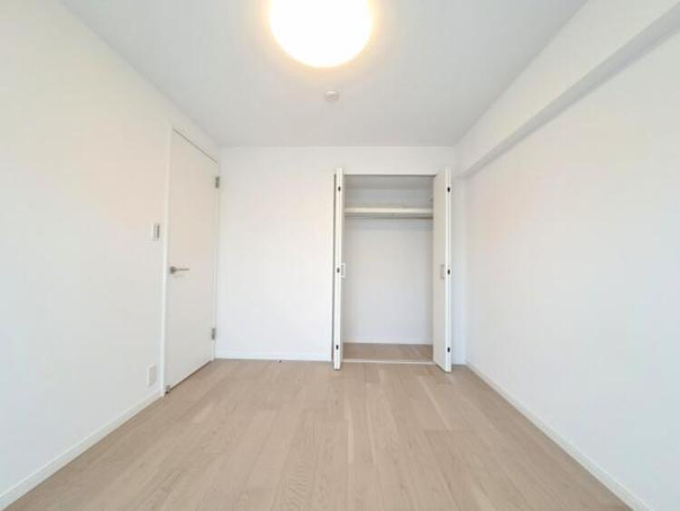 内装 洋室5.5帖　居室には収納スペースが豊富なため、シンプルですっきりとした暮らしが実現できます。