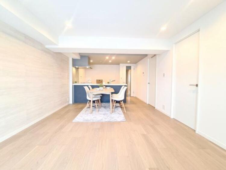 居間 LDK16帖　ご家族みなさんで寛げる空間をぜひ現地で体感してみてください。