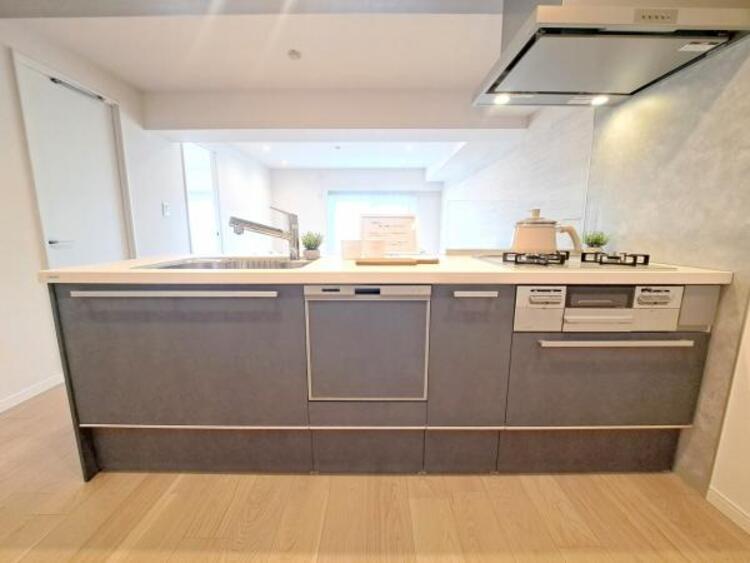 キッチン 広々とした対面式キッチンスペース。食洗機と浄水器が付き、収納力もあるキッチンはお料理が捗ります。