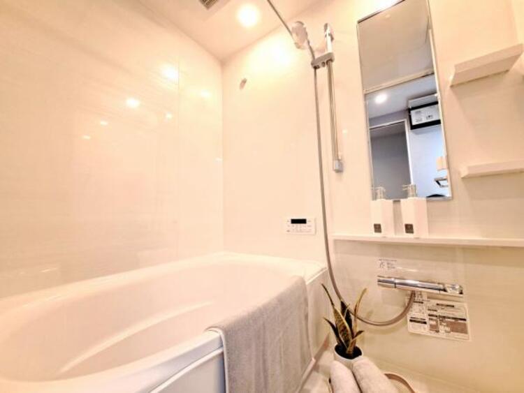 風呂 浴室乾燥機付きで雨の日の洗濯も可能です。凹凸が少ない汚れの付き辛くお掃除が楽な仕様となっております。