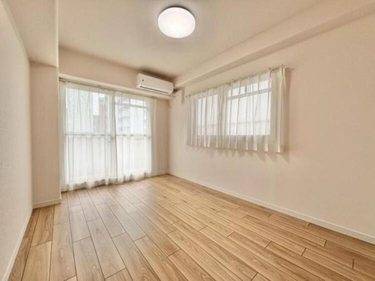 内装 住まう方自身でカスタマイズして頂けるようにシンプルにデザインされた室内。自由度が高いので家具やレイアウトでお好みの空間を創り上げられます。