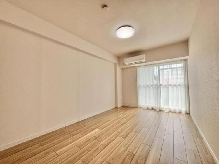 内装 大きな窓からたっぷりと陽光が注がれる明るい空間。一日の疲れをいやしてくれる主寝室。時を忘れて過ごす場所として過ごせるお部屋。