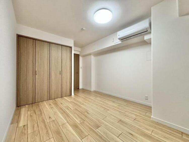 内装 充分な収納スペースを確保。居室内に余計な家具を置く必要がないので、シンプルですっきりとした暮らしが実現しています。空間にゆとりがあると、気持ちにもゆとりが生まれそうです。