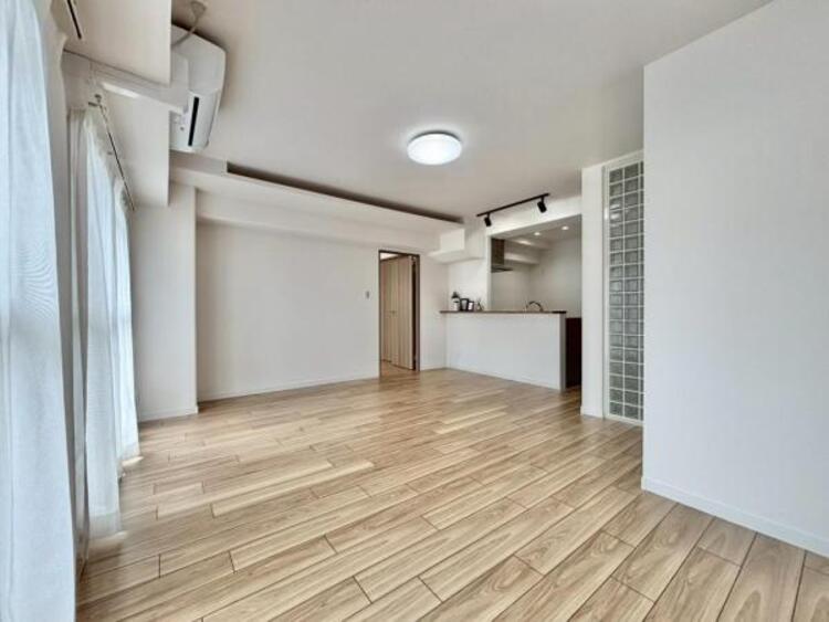 居間 お気に入りのソファで一日ゆったりとくつろぐ時間を最優先にする。寝る前のひととき、柔らかな光の下で画集を開きながら静かなときを過ごしたい。そんな自分スタイルをかなえられる空間です。