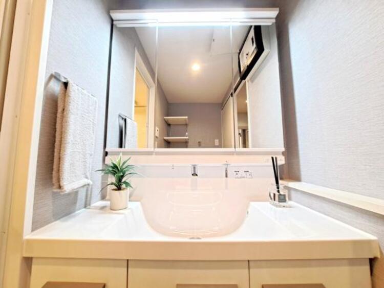 洗面 三面鏡の裏は機能的な収納を配置。コンセントも付いているため電動シェーバーや電動歯ブラシも収納できます。