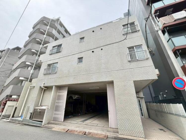 外観 凛とした表情を見せる外観は時の移り変わりの中で様々な表情を見せてくれます。素材の持つ独特な存在感により「永く住み続ける住まい」にふさわしい住宅が完成しました。