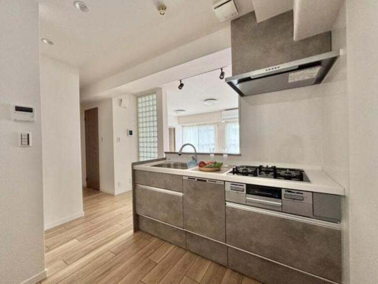 キッチン 料理の幅を拡げてくれる三口コンロの使いやすいシステムキッチンを採用。ワイドなカウンターで、将来お子様と一緒にお料理をするときも重宝します。