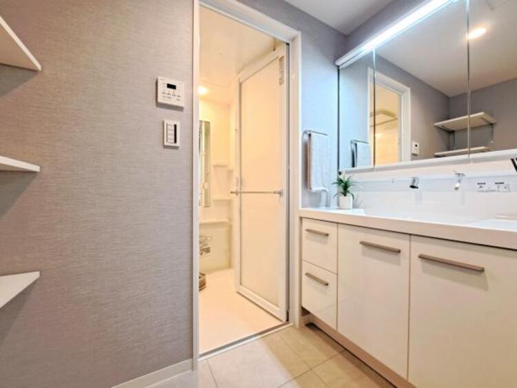 設備 洗面台は広めで使いやすく、お手入れもラクラク。鏡裏は収納なので、散らかりがちなコスメ類もスッキリ片付きます。機能性と美しさを兼ねたこのスペースから、爽やかな一日がはじまります。