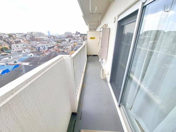 バルコニー ２部屋またぐ広さの風通しのよいバルコニー。お洗濯物も乾かしやすいですね。