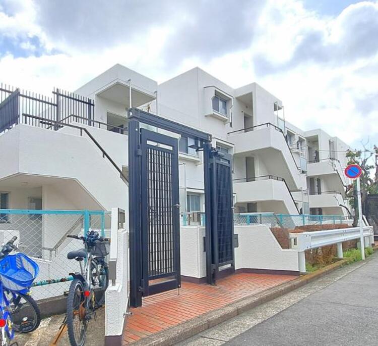 エントランス 居住者の帰り、訪れる方を優しく迎えてくれるエントランスです。