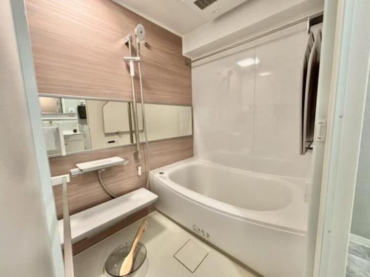 風呂 清潔感と和らぎあるカラーで統一し、ゆったりお使い頂ける柔らかな曲線で構成された、半身浴も楽しめるバスタブが心地よさをもたらします。