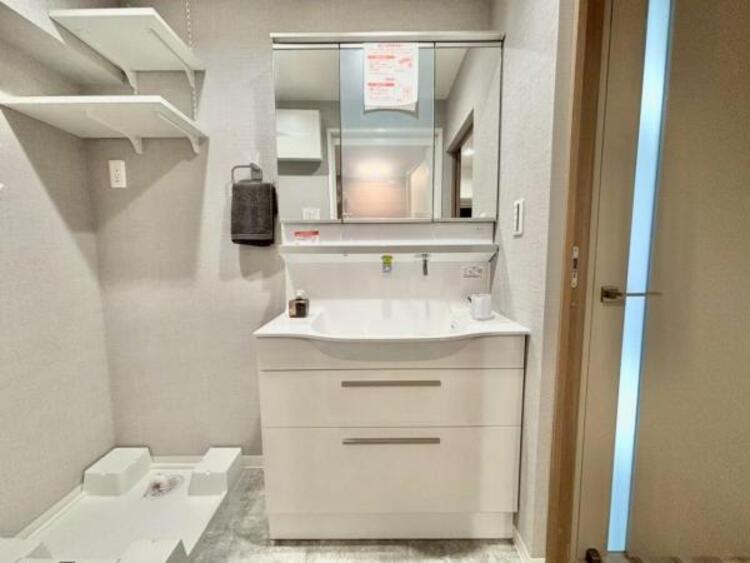 洗面 三面鏡の付いた洗面化粧台は、鏡面裏側にも機能的な収納を配置。普段使いの洗面小物やスキンケア用品などが衛生的に保管できます。